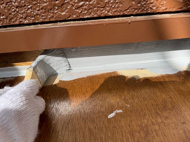 石岡市でベランダ防水工事、立ち上がり部分のコーキング処理やウレタン防水材の塗布