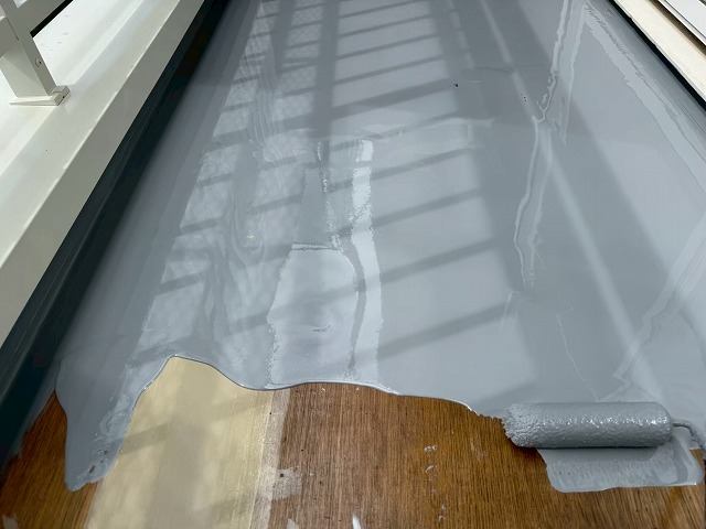 石岡市でウレタン防水材「フローン11」を用いたベランダ防水工事の平場施工の様子
