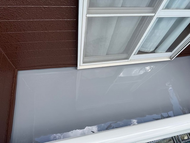 石岡市で雨漏り修理のためのベランダ防水工事、ウレタン塗膜2層仕上げによる施工状況