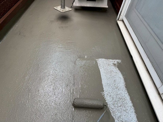 石岡市で劣化したベランダFRP防水の修繕工事、まずはノロ引きなどの下地処理