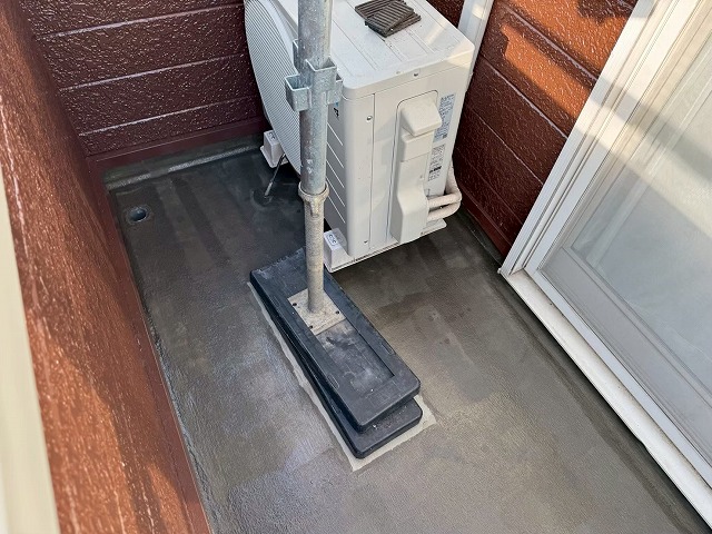 石岡市にてベランダ防水修繕、ウレタン塗膜防水の密着性を高めるプライマーの塗布