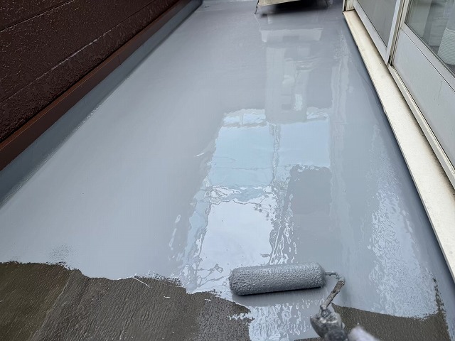 石岡市の住宅ベランダにてウレタン塗膜防水工事、高性能防水材を用いた1層目施工