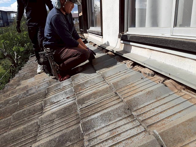 つくば市で雨漏り修理のために行う屋根葺き替え工事、既存セメント瓦の撤去工程