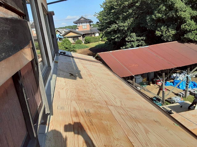 つくば市の雨漏りした屋根の修理、野地板の合板増し張りで耐久性を向上