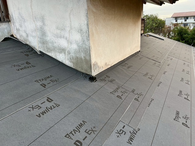 つくば市の屋根葺き替え工事、雨漏り防止の要となる改質アスファルトルーフィングの敷設