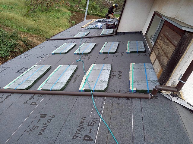 つくば市の屋根工事で使用する「コロニアルグラッサ」の現場搬入状況