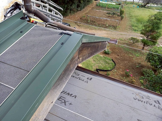 つくば市の「コロニアルグラッサ」を用いた屋根工事の水切り役物先行取り付け