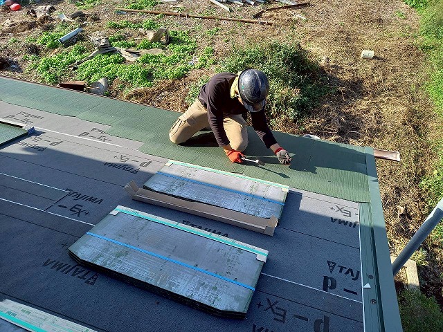 つくば市の屋根葺き替え、高性能スレート屋根「コロニアルグラッサ」を用いた本体施工