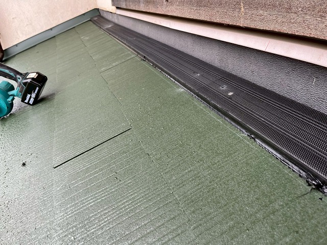 つくば市のスレート屋根による葺き替え工事、棟板金や雨押え板金の下地材取り付け工程