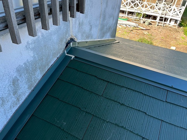 つくば市で屋根工事、棟板金や雨押え板金の設置による最終仕上げ