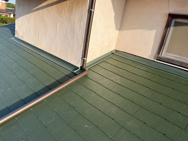 つくば市のスレート屋根に屋根修理、雨水侵入を阻止するコーキング処理工程