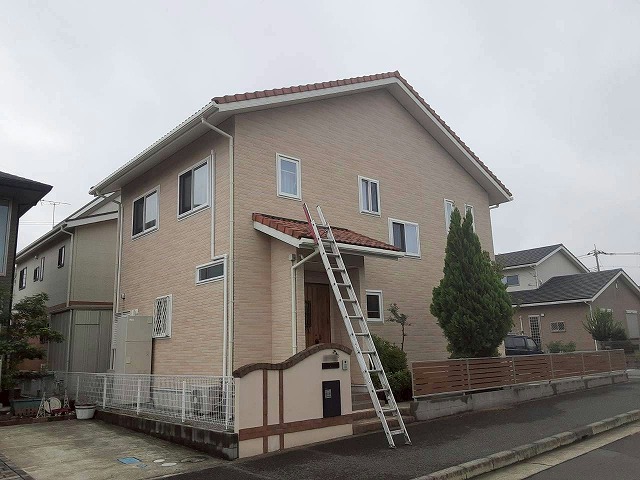 つくば市にて屋根のスズメ対策調査、屋根ケラバ部の捨て水切りに営巣を確認