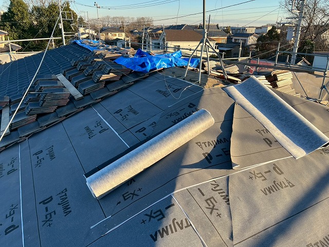 鉾田市にて屋根の雨漏りを長期的に防ぐ改質アスファルトルーフィングの敷設工程