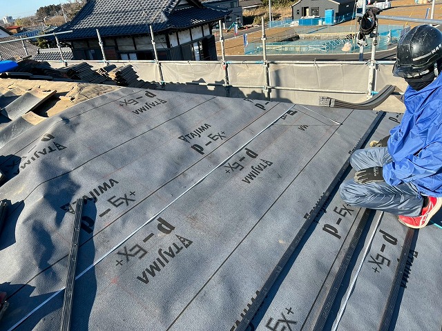 鉾田市にて住宅屋根の葺き直し工事、雨水に強く腐らない樹脂瓦桟の取り付け