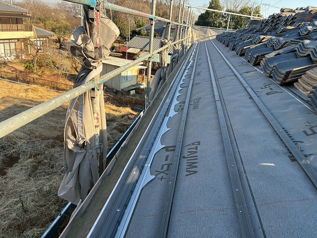 屋根葺き直し工事で軒先にできる隙間を塞ぐ軒先面戸の取り付け