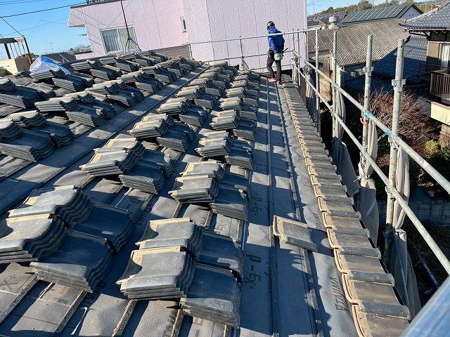 鉾田市で瓦屋根葺き直し、全数釘打ちによる瓦の再設置工程