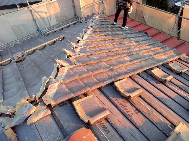 鉾田市で屋根隅棟部への葺き直し、ガイドライン工法に基づく補強金具の取り付けなど