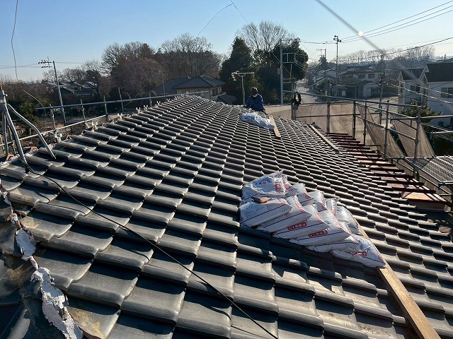 鉾田市の雨漏り修理、漆喰材による隅棟部の勝手瓦納め