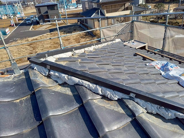 鉾田市の瓦屋根にてガイドライン工法に基づく隅棟部への樹脂製芯材取り付け