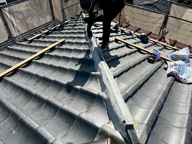 鉾田市で耐久性や防水性、密着性に優れるモルロックを用いた屋根隅棟部の土台形成