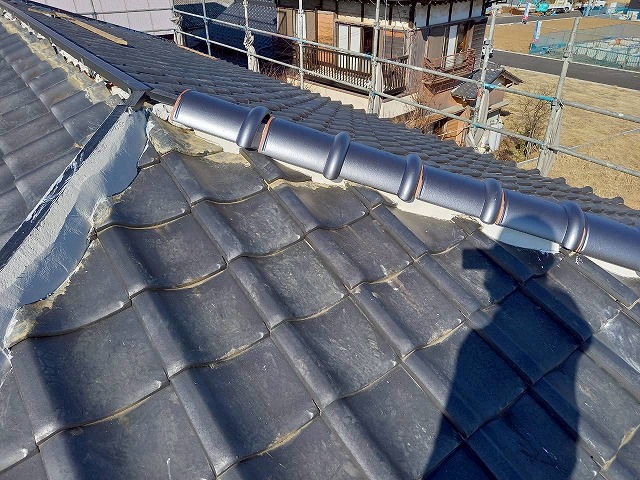 屋根葺き替え工事で構築した隅棟部土台へ7寸丸瓦を被せた状況