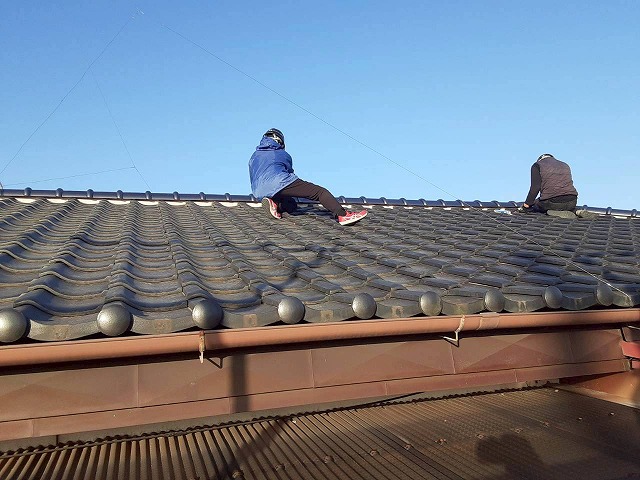 鉾田市で屋根雨漏り修理の仕上げ工程、7寸丸瓦を用いて強風や地震に強い棟づくり
