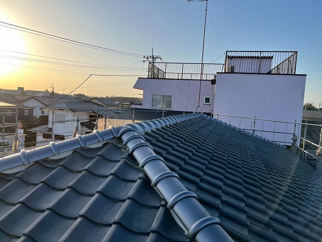 鉾田市にて雨漏り修理のために行ってきた瓦屋根葺き直し工事の完成後出来栄え