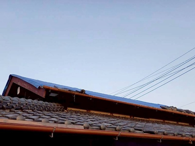 つくば市の倉庫建物で雨漏り修理のための屋根葺き替え工事、既存瓦屋根の撤去の様子