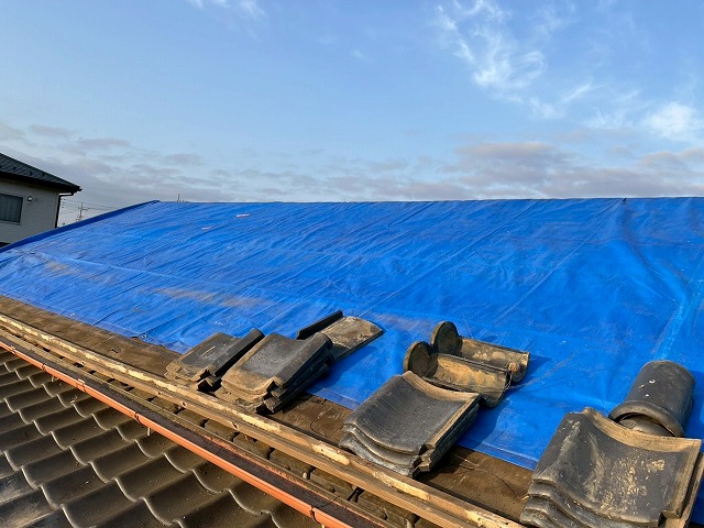 つくば市の瓦屋根葺き替え工事、瓦桟の撤去の様子や雨漏りで傷んだ下地の状況など