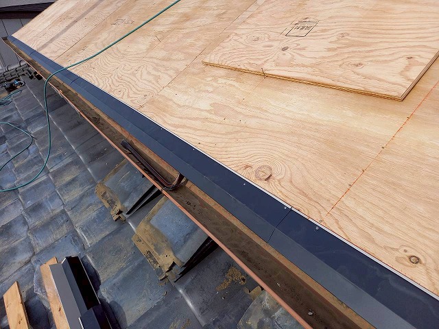 瓦屋根葺き替え工事の軒先への水切り役物取り付け工程