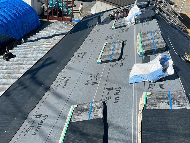 つくば市で長期間色あせしにくい「コロニアルグラッサ」を用いた倉庫の屋根工事・本体施工