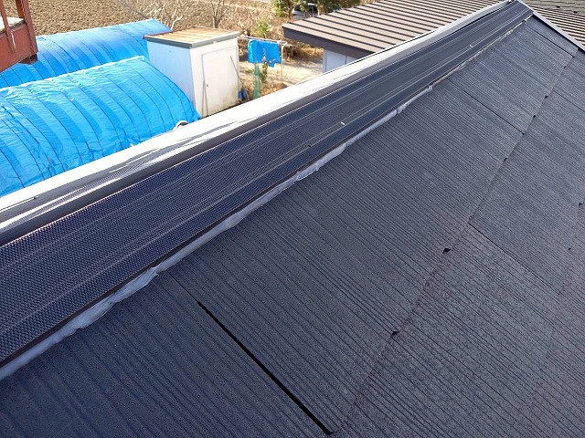 つくば市でコロニアルを用いた倉庫の屋根葺き替え、棟板金を固定する樹脂貫板の取り付け