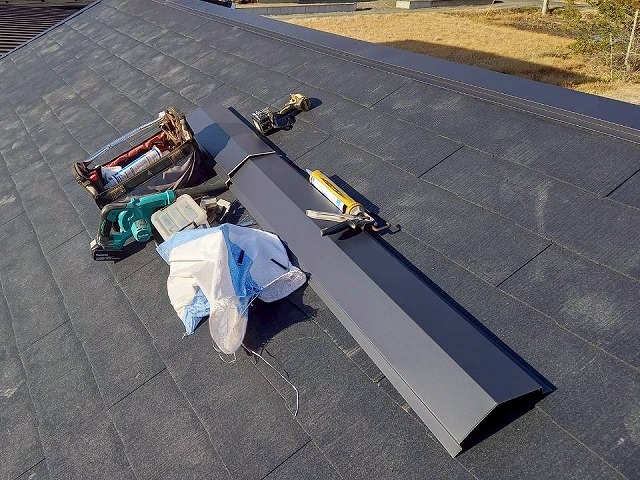 つくば市で倉庫の雨漏り修理のための葺き替え、棟板金設置による最終仕上げ工程