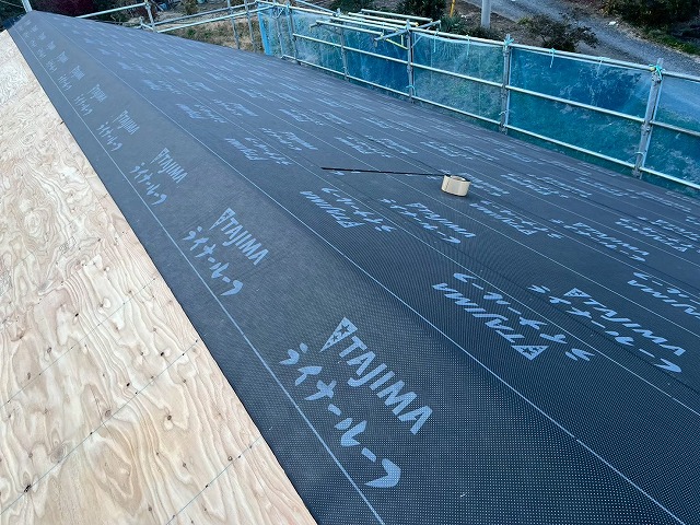 石岡市の新築住宅で屋根仕上げ工事、高耐久防水シート「ライナールーフ」の敷設
