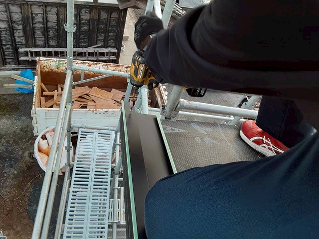 石岡市にてケラバ部への捨て水切りの取り付け、屋根の端部保護で耐久性を向上