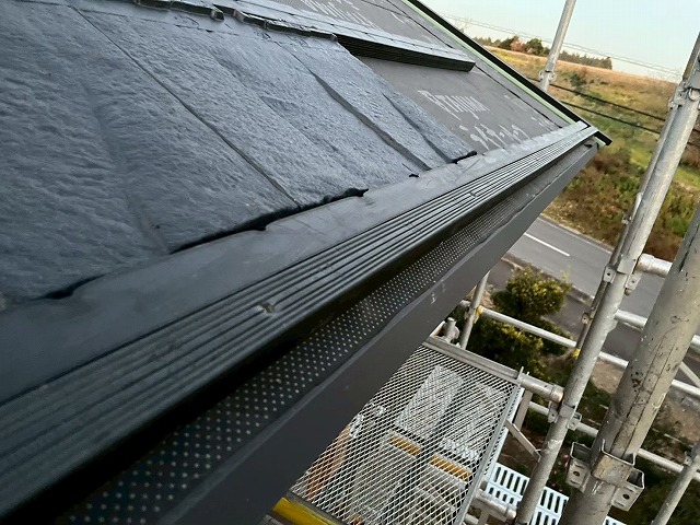 石岡市にて軒先瓦を支える広小舞部材の取り付け、水に強く劣化しにくい樹脂製を採用