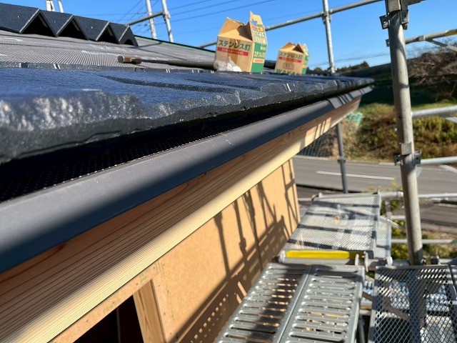 石岡市の新築工事で「ROOGA（ルーガ）鉄平」の本体施工を開始、軒先1段目の施工状況