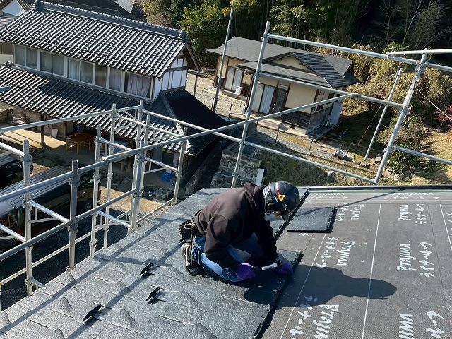 石岡市の住宅屋根工事、軽量で高耐久な「ROOGA（ルーガ）鉄平」を用いた本体施工