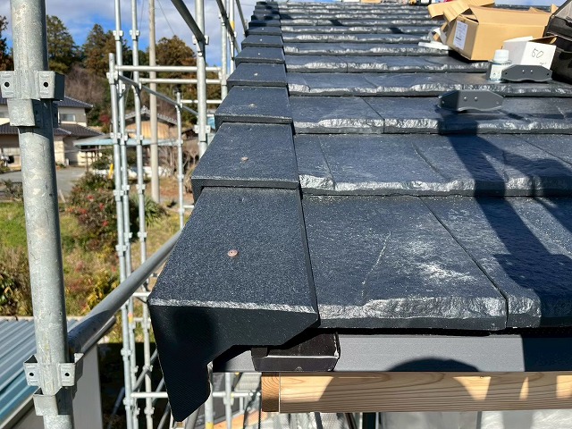 石岡市の「ROOGA（ルーガ）鉄平」を用いた屋根修理、ケラバ同質役物の設置
