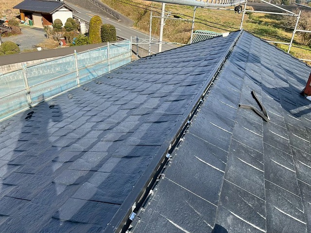 石岡市の「ROOGA（ルーガ）鉄平」による屋根工事、棟部の受け金具や棟桟の取り付け