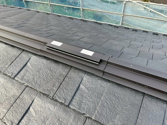石岡市の瓦屋根工事、住まいの快適性を高め劣化を抑制する棟部換気役物の取り付け