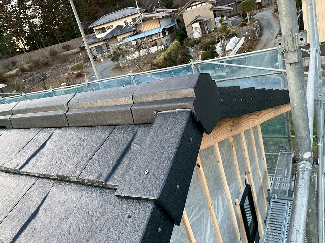 石岡市の新築屋根工事の棟仕上げ、「棟包」および「換気用棟包」などの役物設置