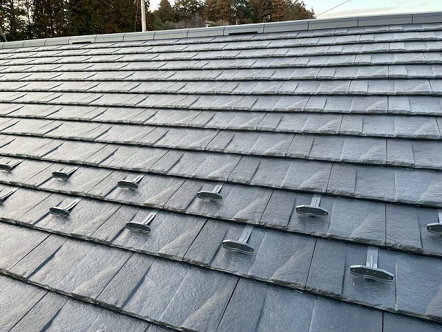 石岡市の住宅新築にて実施の「ROOGA（ルーガ）鉄平」屋根工事の完成出来栄え