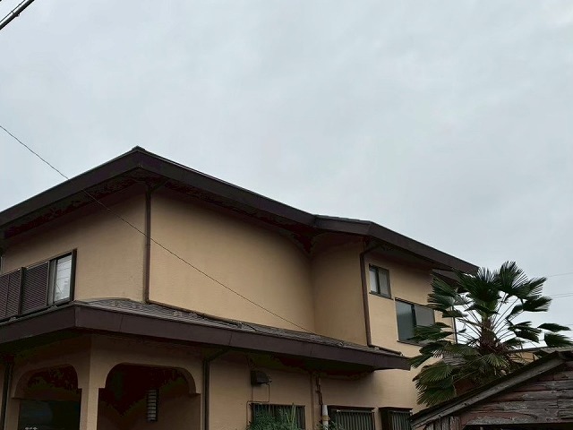 土浦市の住宅で雨樋からの水漏れ調査、経年劣化によるダメージを交換工事で解消