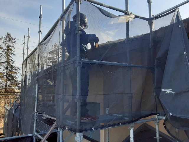 土浦市にて水漏れにともなう雨樋交換、塗膜剥がれやサビが見られた樋隠しの撤去