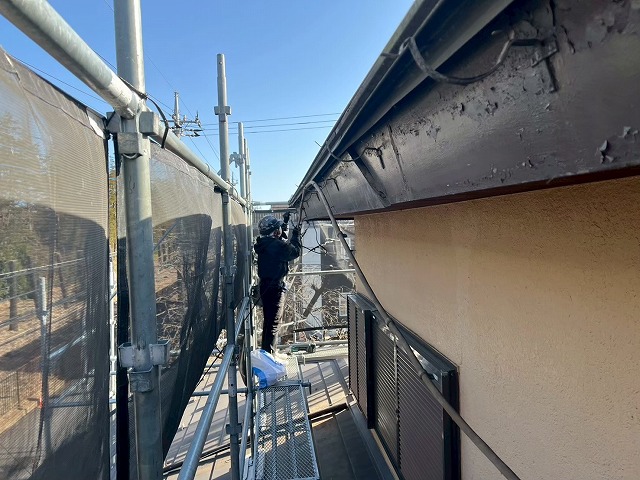 土浦市にて雨樋の水漏れトラブルに対応する交換工事、劣化した既存雨樋の撤去作業