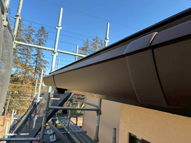 土浦市の雨樋交換工事の落とし口への施工、竪樋へとつながる集水器の取り付け