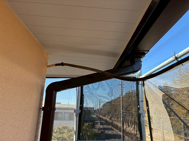 土浦市の住宅にて雨樋交換による水漏れ修理、竪樋の設置と集水器との接続工程