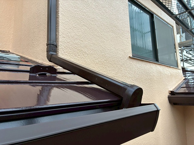 土浦市で劣化を修復する雨樋交換、下屋根を這わせる這樋の設置でスムーズな排水を確保