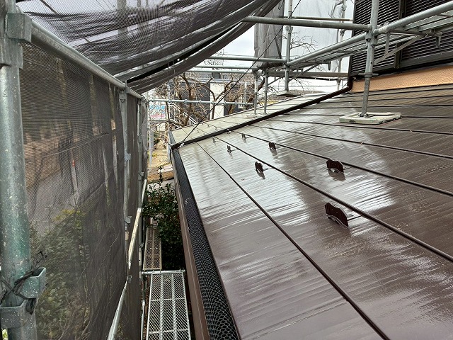 土浦市にて軒樋の詰まりによる排水不良を防止する落ち葉除けのネットの取り付け